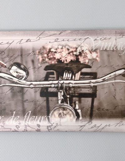 Bild an der Wand: Fahrrad mit Blumenkorb