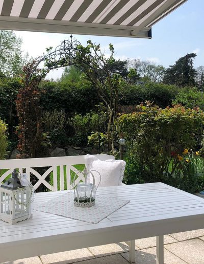 Terrasse mit Sitzbereich und Blick in den Garten