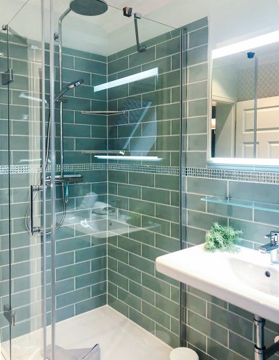 Bad mit Dusche, elegant-grün gefliest